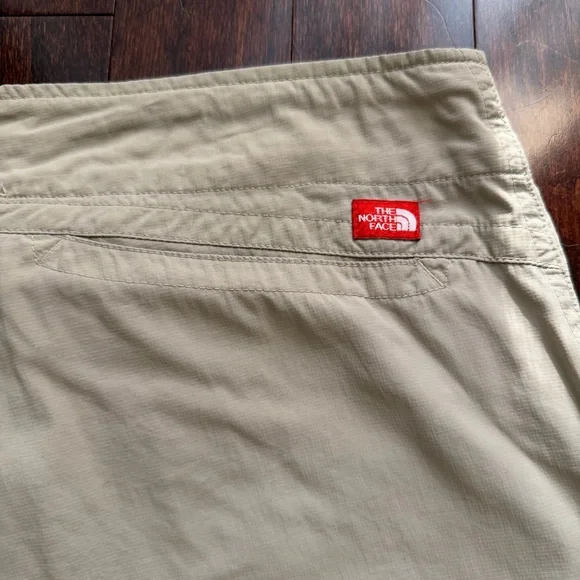 The North Face Women's Cargo Capri Shorts Size 10 Beige/Khaki Hiking Outdoor - Picture 6 of 8
